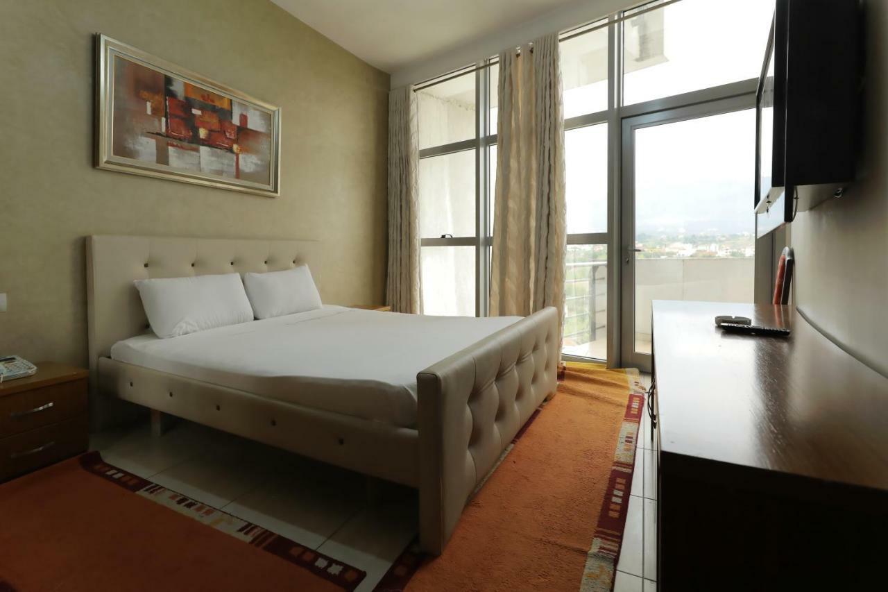 Hotel Gjuta Тирана Экстерьер фото